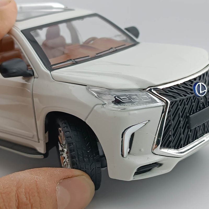 اسباب بازی ماشین فلزی لکسوس LX 570 عقب کش دود زا برند چی ژی