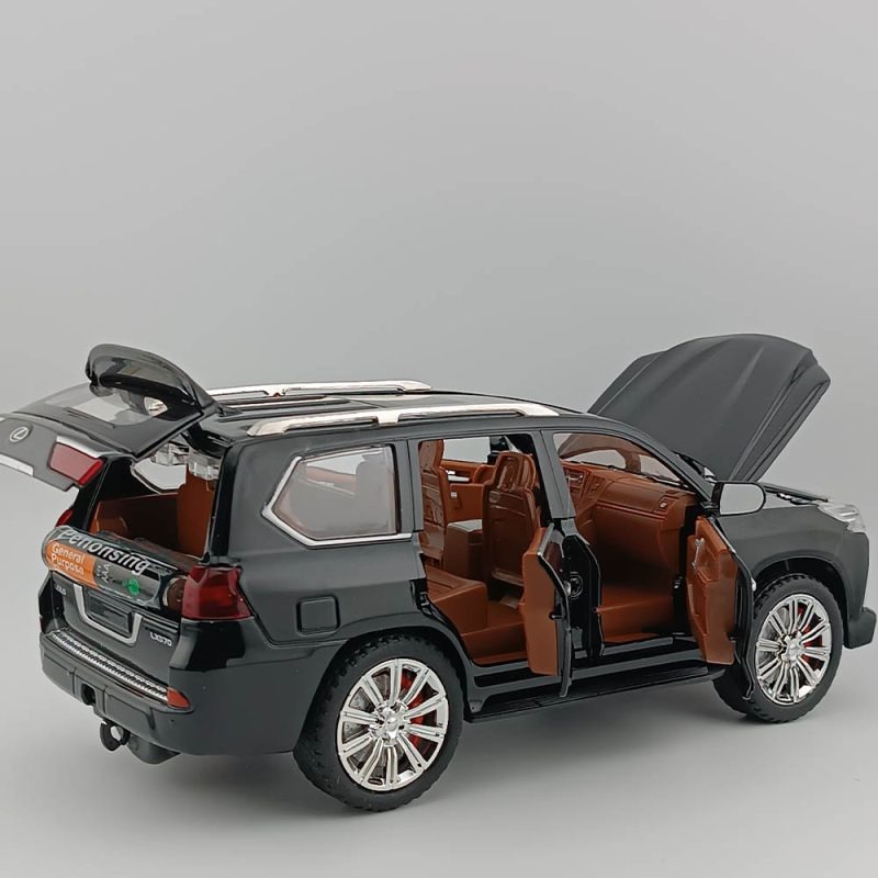اسباب بازی ماشین فلزی لکسوس LX 570 عقب کش دود زا برند چی ژی