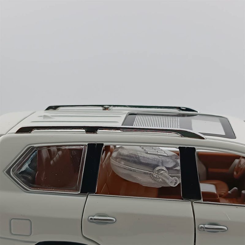 اسباب بازی ماشین فلزی لکسوس LX 570 عقب کش دود زا برند چی ژی