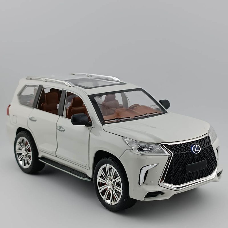 اسباب بازی ماشین فلزی لکسوس LX 570 عقب کش دود زا برند چی ژی