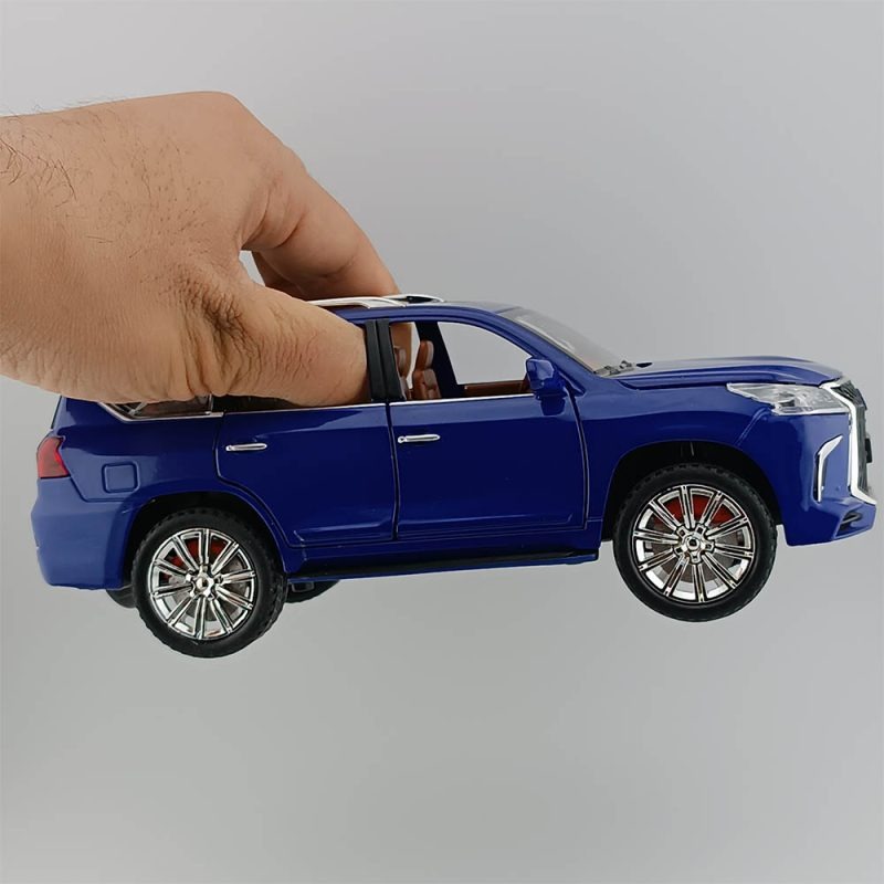 اسباب بازی ماشین فلزی لکسوس LX 570 عقب کش دود زا برند چی ژی